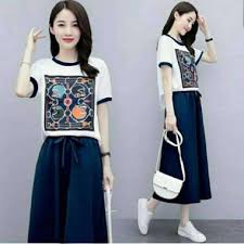 Atasan dengan bukaan depan bisa untuk busui diberi aksen motif sedikit pada bagian dada dan lengan. Rubsixa04xzrwm