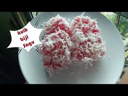 3) keluarkan daun pandan dan masukkan adunan ke dalam loyang yang telah dilapik dengan plastik ataupun ke dalam 5) setelah itu, kuih disejukkan dan barulah dipotong. Kuih Sagu Mutiara Kuih Mata Ikan Cara Masak Apa Kita By Mak Resepi 197 Litetube