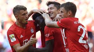 Canadian alphonso davies returned from injury wednesday, resuming his normal role of left back for defending champion bayern munich against locomotiv moscow in champions league play. Fc Bayern Alphonso Davies Girlfriend This Is The Pretty Jordyn Huitema World Today News