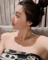 等了好久終於能分享我的小鳳凰🦚！,  小鳳凰就是玩美電波，我在去年9/22施打小鳳凰900發，完～全～不～痛～只有在最後100發時覺得微微熱熱的，很適合怕痛的人，對於電波我做了非常多功課也猶豫很久到底要打哪一種才適合我，分享給跟我一樣的猶豫人🤲🏻以下文長：,  先簡單說明#電波 和 #音波 的差異, 👉🏻電波：可以想像成「粉底液」，電波能改善膚質、大面積收緊、甚至細紋、毛孔粗大的問題，如果覺得皮膚捏起...