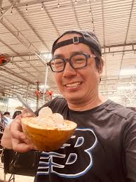 Gil: Tên em là gì? Gabrielle: Gabrielle. Gil: Gabrielle, anh là Gil, anh  mới chuyển đến Paris tuần này. Gabrielle: Em tin chắc là anh sẽ yêu Paris.  Gil: Anh có thể