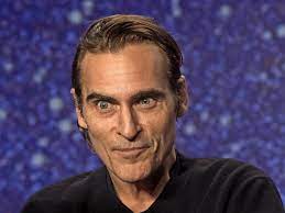 Er besitzt eine lange zottelmähne, rote augen mit gelben pupillen und läuft meist. Erstes Bild Von Joaquin Phoenix Als Neuem Joker