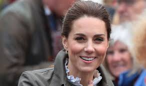 Jedna z najpopularniejszych postaci w wielkiej brytanii. 360 Degrees Overview Ksiezna Kate I Ksiaze William Zabrali Dzieci Do Teatru Louis Charlotte I George To Prawdziwe Slodziaki