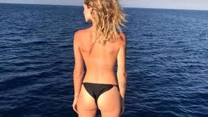 Cristina d'avena was born on july 6, 1964 in bologna, italy. Cristina D Avena In Costume Da Bagno Il Suo Decollete A 56 Anni Fa Impazzire Tutti Funweek