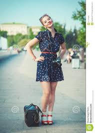 Bien sûr, nous sommes heureux de laisser les ceintures et les jarretières derrière, bien que quelques femmes modernes pourraient être heureuses de les garder. Belle Femme Dans Le Style D Annees 50 Avec Des Accolades Tenant Le Retro Camer Image Stock Image Du Femme Belle 47741901