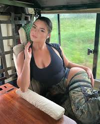 And this time she's without tyga. Xxs Taille Und Xxl Po Demi Rose Posiert Im Lara Croft Look Promiflash De