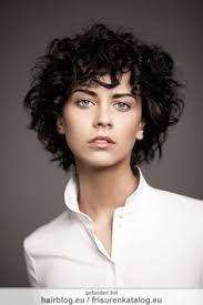 50 Short Curly Hairstyles To Look Amazing Naturlocken Frisuren Frisuren Kurzhaarfrisur Locken