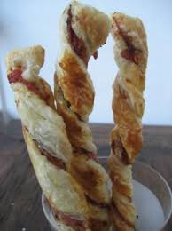 Per realizzarli vi occorrerà un rotolo di pasta sfoglia: Spirali Di Pasta Sfoglia Con Semi Di Papavero E Prosciutto Crudo O Cotto Ideericette