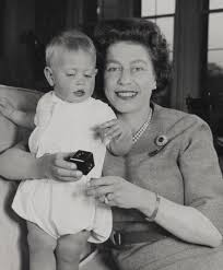 Der mann von queen elisabeth hat sich weitgehend aus der öffentlichkeit zurückgezogen. Classic Royal Pics Queen Elizabeth With Her Daughter Anne In A Romper Prince Philip Queen Elizabeth Princess Elizabeth Her Majesty The Queen