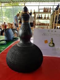 Ramlah ram yang ditemui media hiburan berkata, dia pernah menerima hadiah misteri seperti labu sayong yang dibalut dengan kain kuning daripada peminat rahsia. Misteri Air Labu Sayong Kekal Sejuk Walaupun Dalam Cuaca Panas