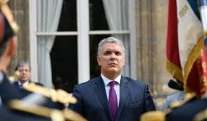 El presidente iván duque dijo en una declaración al país que el ministro carlos holmes trujillo el presidente de colombia, iván duque, ya ordenó una investigación, mientras la conmoción se. Ivan Duque Recibe Regalo De Una Joven Hija De Ex Guerrilleros La Fm