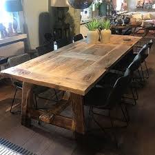 eettafel gemaakt van massief frans eikenhout dit hout is minimaal 100 jaar oud en iedere tafel wordt op ambachtelijke wijze op maat