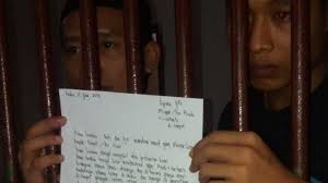 Sebagai seorang siswa/murid, bisa saja berbuat kesalahan kepada gurunya yang berujung masalah ataupun hanya sekedar mendapat. Pelaku Mutilasi Guru Honorer Di Kediri Tulis Surat Minta Maaf Dari Dalam Tahanan Surya