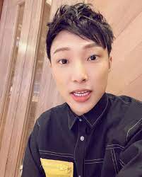 吳保錡喺2018年透過參加viutv嘅選秀節目《good night show 全民造星》進入廿強而令大眾認識，比賽結束之後同肥仔（梁業）、deegor（何啟華）同193（郭嘉駿）組成男子偶像組合error， 喺2018年12月2號推出歌曲《404》作為出道作品。 Ao7kp A4klqvym