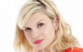 Suzanne Courtney's Instagram, Twitter & Facebook