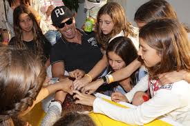 Cerca de 800 mil pessoas morrem de suicídio a cada ano. Pedro Lima E Anna Westerlund Festejam Aniversario Da Filha Movenoticias