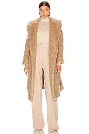 Receive complimentary uk delivery on orders of £100 whether it be a camel rendition of the label's sumptuous cashmere designs, a plush teddy coat or even one of the esteemed max mara icon. Admin Dinkarville Confine Max Mara Teddy Coat White Tendone Balena Resistere