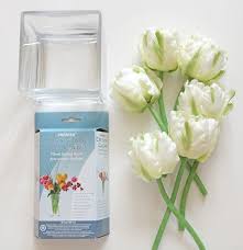 Fake Flowers In Fake Water I Ve Always Wanted To Know How This Was Done I Want One For My Bathroom Fake Flower Arrangements Faux Flower Arrangements Fake Flowers