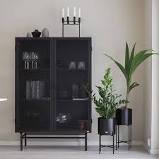 La vitrine à poser fait partie des meubles de vitrine visibles à l'intérieur d'un point de vente. Meuble Vitrine Metal Noir Industriel 2 Portes Sur Cdc Design