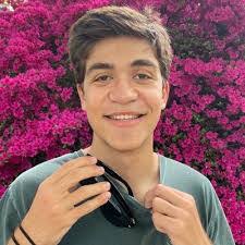 Alison Freund's Instagram, Twitter & Facebook