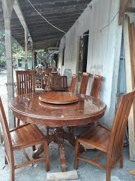 Dengan model kaki stainless pastinya akan membuat kesan mewah pada meja makan marmer bulat yang kami produksi ini. Meja Makan Bulat Kaca Putushima Furniture