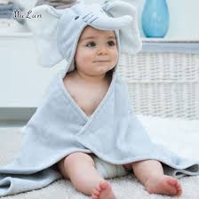Pin the hood onto the bath towel. China Hot Sale Factory Direct Bamboo Hooded Baby Bath Towel With Animal Pattern China Towel And Cotton Towel Price