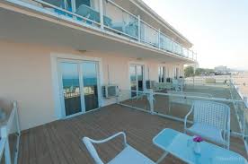 Marea neagră are farmecul ei și cu siguranță există locuri de cazare cochete, inedite, cu servicii foarte bune ce ne pot duce în această secțiune vei gasi opțiuni de cazare cu un design aparte, altele localizate fix pe plajă sau cu o vedere fabuloasă a mării negre. Hotel Ten Victory Mamaia