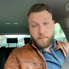 Kennt dier wegl froen wei een kann geint Schwaarzarbescht erfirgoen. Dei  Persoun kritt zu 99% RMG an geht fir 12,50€ dei ganz Woch bei Leit Schwaarz  schaffen.