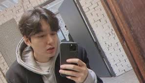 Not only is he shining in his acting and singing careers but his love life seems to be glittering too. The King Eternal Monarch S Lee Min Ho S Photos From Sets That Show His Fun Side