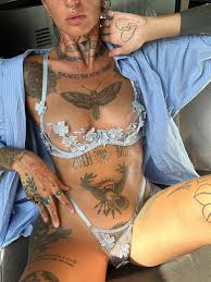 Krokodeal leak nudes de meuf tatouée ??