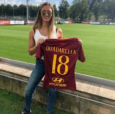 Inizia a nuotare sin dalla tenera età ed entra nel. As Roma ×'×˜×•×•×™×˜×¨ La Nuotatrice Romana E Romanista Simona Quadarella Vincitrice Di Tre Ori Agli Ultimi Europei Di Glasgow Nei 400 800 E 1500 Stile Libero E Stata Oggi Ospite A Trigoria
