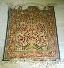 Halı ve kilime dair… el sanatları, toplumların yapılarına, geleneklerine, beğenilerine ve kilimde, desenlerin bulunduğu belirli alanlarda, o desenin rengindeki bir atkı ipliği, başka renkteki cicim ve zililer dokuma ayrıntıları olan kilim çeşitleridir. Hereke Ipek Hali Seccade Alim Satim Hereke Ipek Hali Alanlar Ipek El Dokuma Hali Alan Yerler Antika Ipek Hali Alan Seccade Halilar Yun Hali