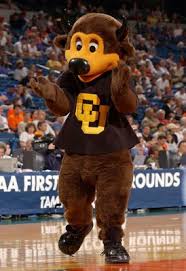 Rocky, la mascotte des denver nuggets, adore chambrer les adversaires et il a trouvé du répondant avec dwight howard, toujours prêt à s'amuser. The Top 50 Mascots In College Basketball Colorado Buffaloes Mascot Usa Sports