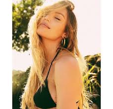 Candice Swanepoel Makin Glowing di Kehamilan Keduanya