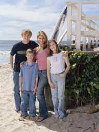 Lori loughlin joue dans la série : Bild Zu Lori Loughlin Summerland Beach Bild Jesse Mccartney Kay Panabaker Lori Loughlin Nick Benson Filmstarts De