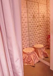 Et Si On Jetait Un Oeil A L Interieur De La Boutique Chantal Thomass Hot Boutique Decor Decor Room Inspiration