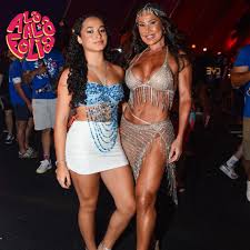 Scheila Carvalho curte segunda de Carnaval em Salvador ao lado da filha Giullia