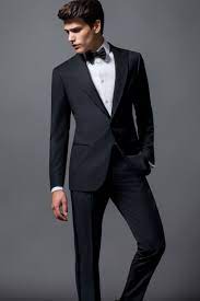 Gil moda vendita abiti sposo emporio armani, scegliamo con cura e cognizione di causa ogni abito da cerimonia uomo affinché esso rappresenti la personalità di ciascuno sposo, diverso per gusti, caratteristiche fisiche, modalità di matrimonio e molti. Giorgio Armani Autunno Inverno 2016 Armani Uomo Autunno Inverno Moda