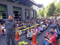 Di malaysia, peluang pekerjaan untuk pendatang asing dalam beberapa sektor adalah sangat banyak kerana ramai rakyat malaysia menolak pekerjaan seperti buruh kasar, bekerja di ladangladang serta kebun dan menjadi pembantu rumah. Pendatang Asing Serang Pejabat Imigresen Pulau Pinang