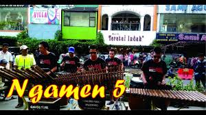 Di sepanjang ruas jalan ini kerap terlihat instalasi seni karya seniman yang menarik perhatian. Alat Musik Tradisional Calung