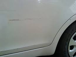 Sebaik sampai di rumah, kami ligat berfikir macam mana nak 'sorok' kesan calar ni. Cara Atasi Kereta Calar Dilanggar