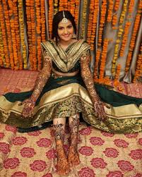 Pin By Megha On Bride Photoshoot In 2020 Bride Photoshoot Mehndi Outfit Indian Bride