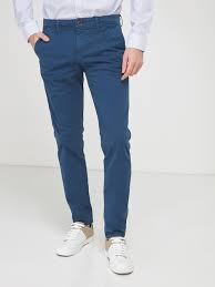On aime sa coupe intemporelle, en coton stretch. Mustang Pantalon Cigarette Chino Bleu Homme Des Marques Et Vous