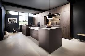 moderne strakke keuken deze rotpunkt zerox is een strakke keuken met kookeiland en hoge kastenwand de warme brui kokkendesign moderne kokken moderne kokkener