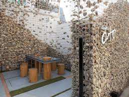 Bahkan ada pula yang diletakkan di dinding bagian dalam rumah. 20 Inspirasi Desain Pagar Batu Alam Yang Modern Dan Menawan