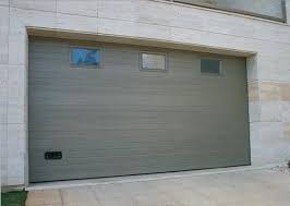 Porte De Garage Sectionnelle A Rainures Horizontales Avec Images Porte Garage Garage Porte De Garage Sectionnelle