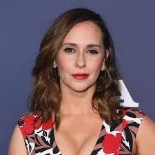 Noah Wyle and wife reveal pregnancy at Oscars party