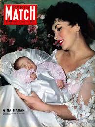 Gina Lollobrigida Maman En Couverture De Match En 1957 Photographiee Par Vespasiani