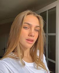 10 Biggest Spring Summer 2020 Hair Color Trends You Ll See Everywhere Ecemella In 2020 Honey Blonde Hair Beauty Honey Blonde Hair Color