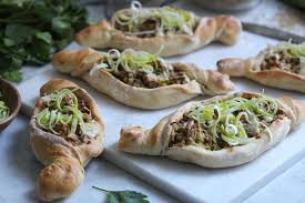 Vegane Sahnehack Pizza Schiffchen Veggies Vegan Rezept In 2020 Lebensmittel Essen Rezeptideen Leckeres Essen